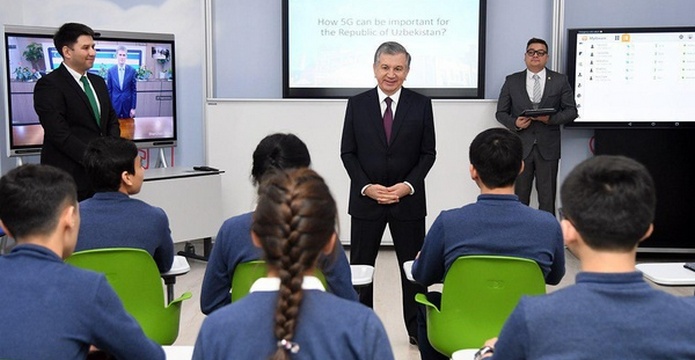 Президент Узбекистана ознакомился с «умным» учебным кабинетом от Huawei